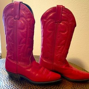 Vintage leather cowboy boots size 8M. Stunning red!